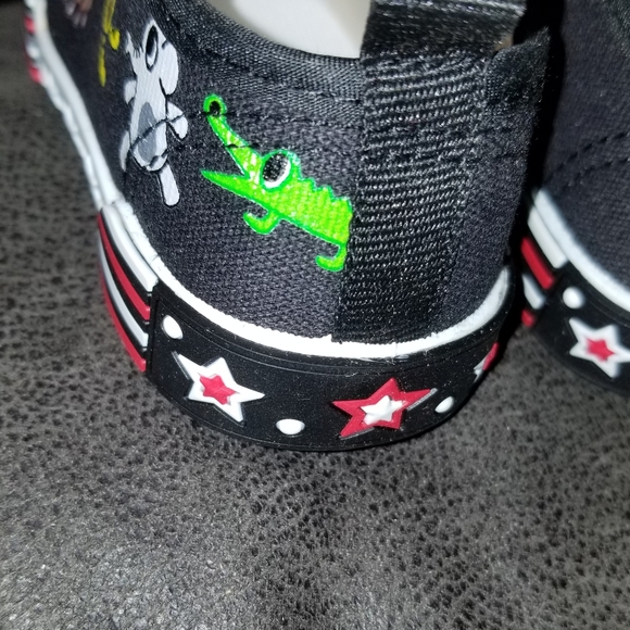 Chulis Black/Red Animal Sneaker, Sz 4.5 - Picture 6 of 8